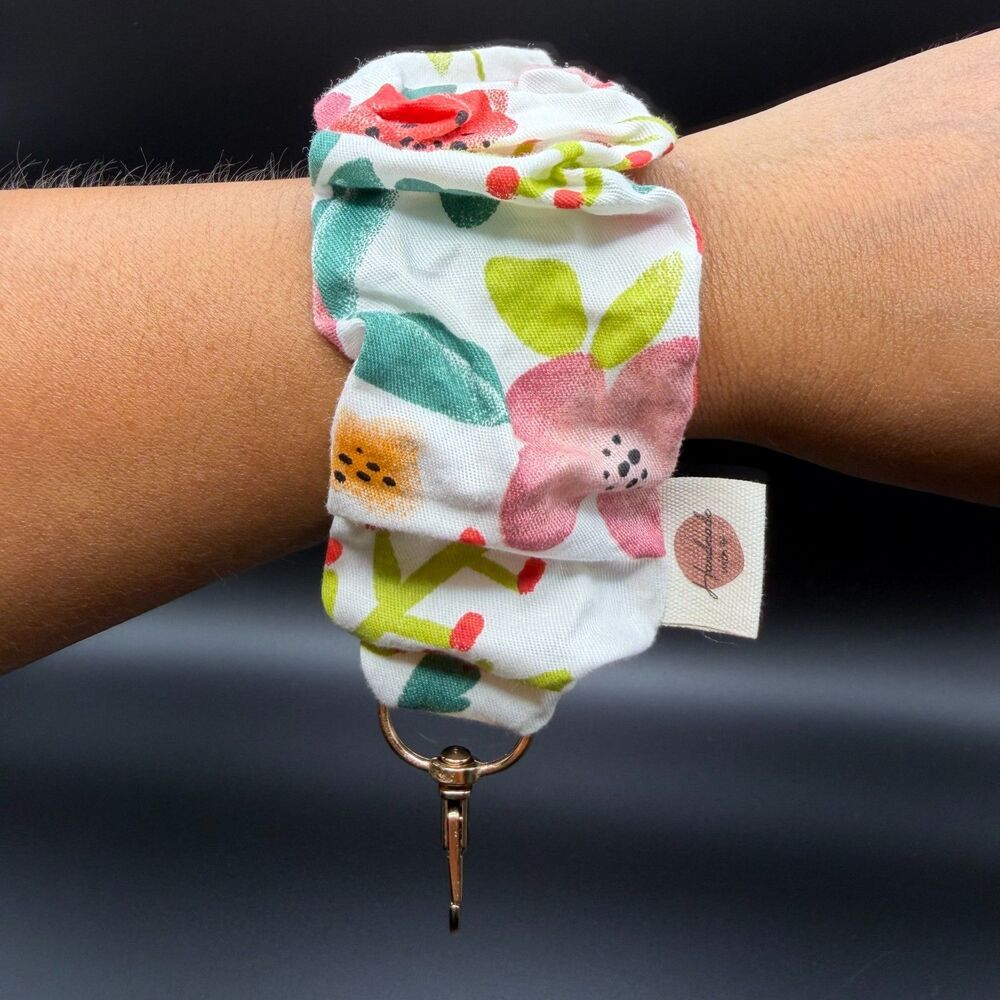 Handmade One Size Scrunchie Key Fob Wristlet Womens White Floral Cotton Keychain